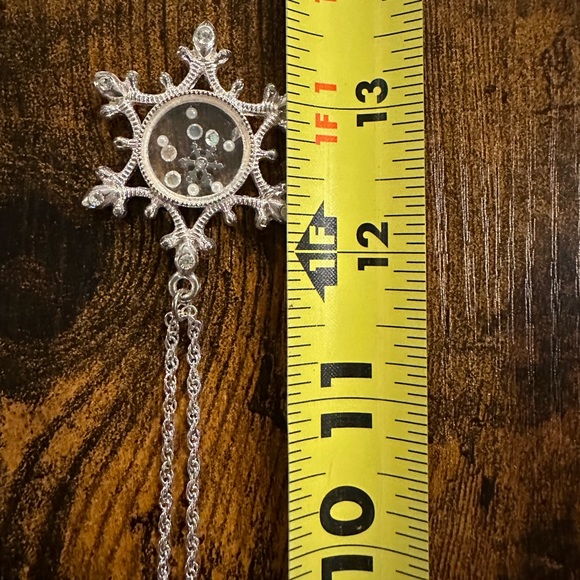 Snowflake Neclace - Picture 3 of 5